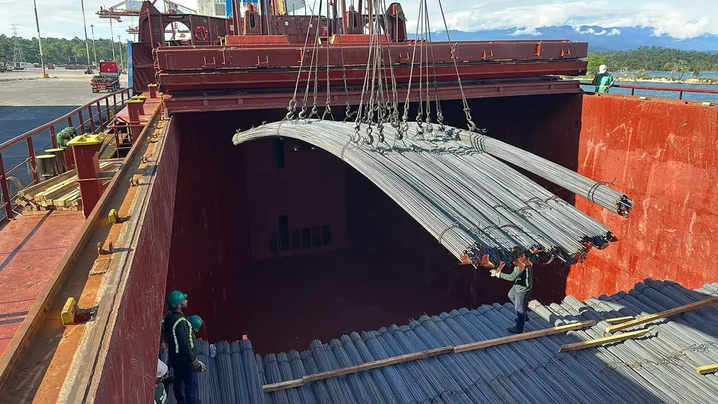 Rebar sling lowered into a hold while the crew guides it