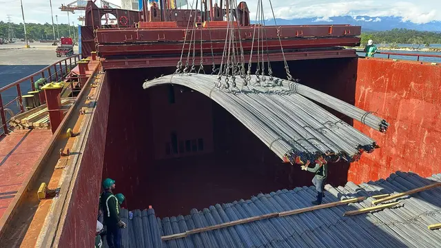 Rebar sling lowered into a hold while the crew guides it